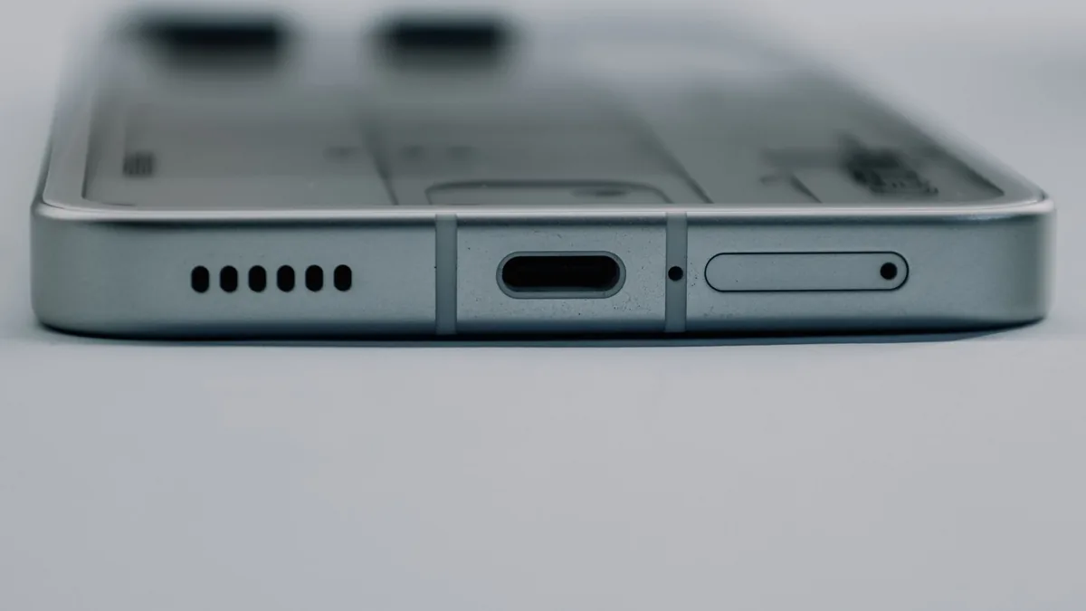 Το iPhone φορτίζει μόνο «με το ζόρι»; Θύρα φόρτισης, σκόνη, καλώδιο – με τη σειρά που τα ελέγχουμε